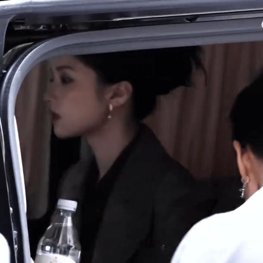 张婧仪的骨相简直是老天赏饭吃即便是如此考验颜值的大光明头，依旧美~张婧