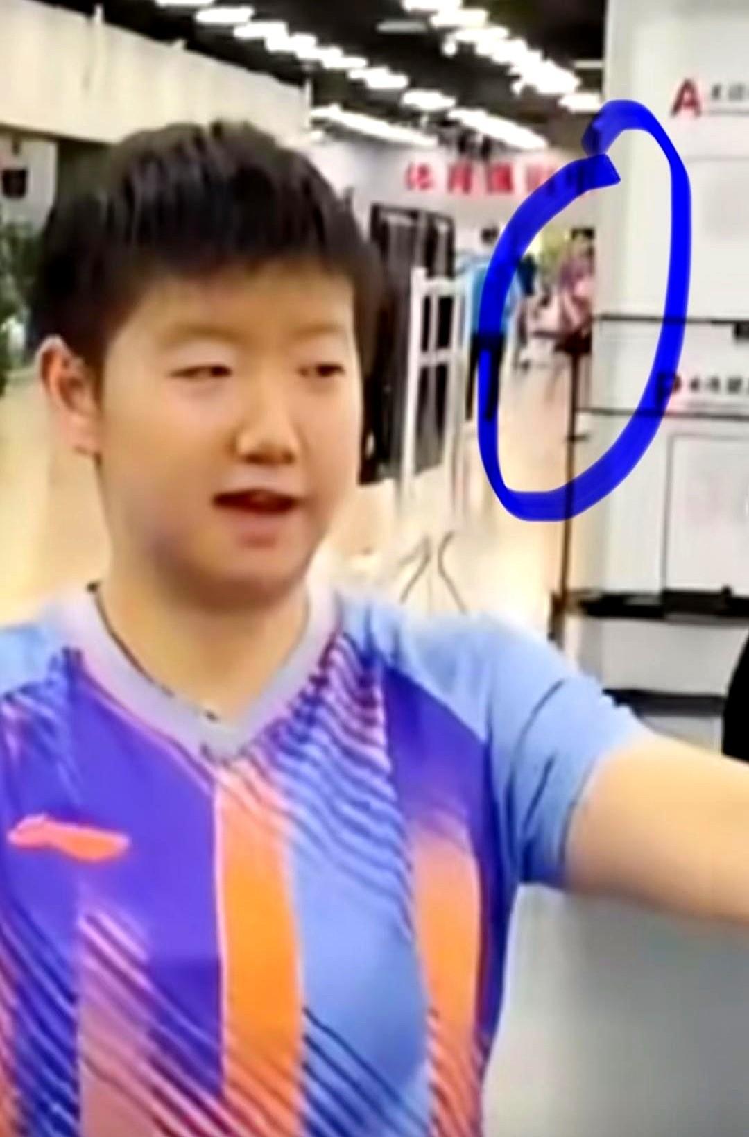 鹰眼粉丝又立功了，在孙颖莎大年初一的训练视频里，愣是把王楚钦给找了出来。体能