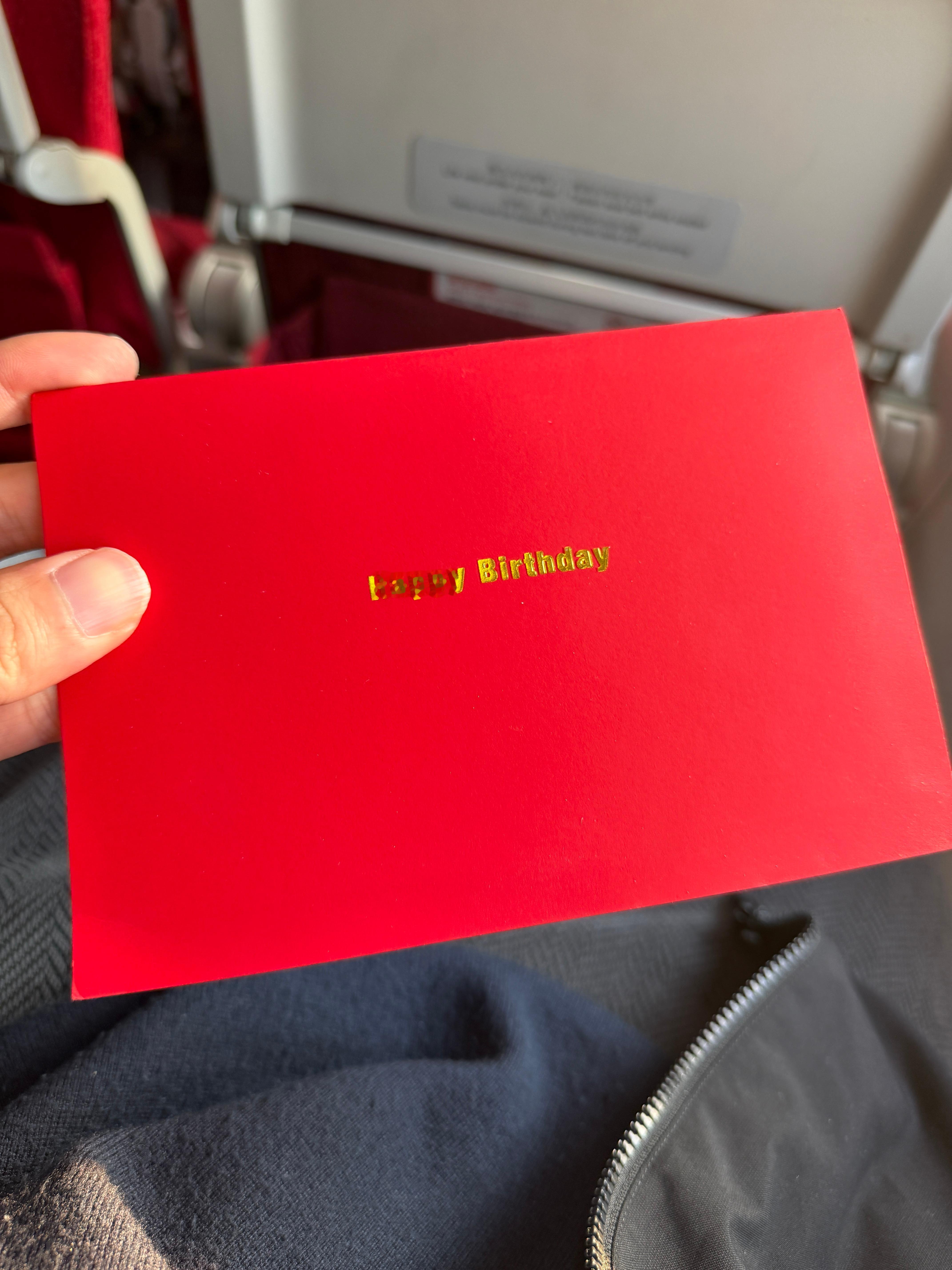 今天其实并不是我生日因为身份证上写错了海航还送了个贺卡北京·首都机场T2航站楼