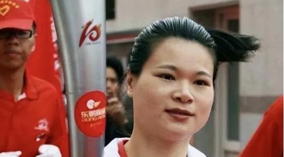 她是中国培养的奥运冠军，退役后却339万卖掉所有金牌，随后一转身，她带着家人，举