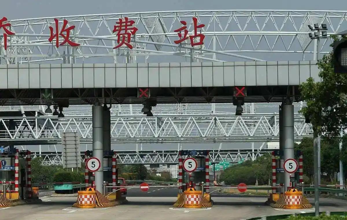 14亿中国人养不起高速？8年亏空6万亿，美国高速免费却能盈利，美国的高速随便上，