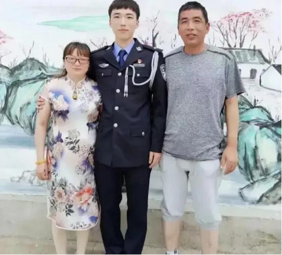 江苏一女子，儿子因公牺牲，她伤心欲绝，每天以泪洗面，2022年一天，她在商场，突