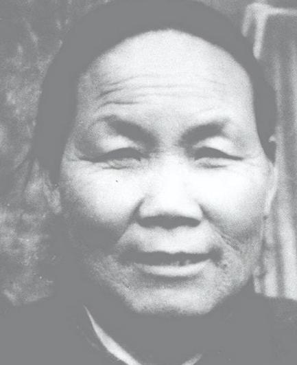 1940年，山东一大娘给八路军煮了浓稠的小米粥，饥饿的战士们狼吞虎咽。班长发觉不
