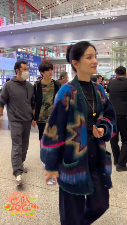 沙溢这俩儿子真是随了他了，走个路都能憋不住笑，孩子把这辈子伤心的事都想了一遍，硬