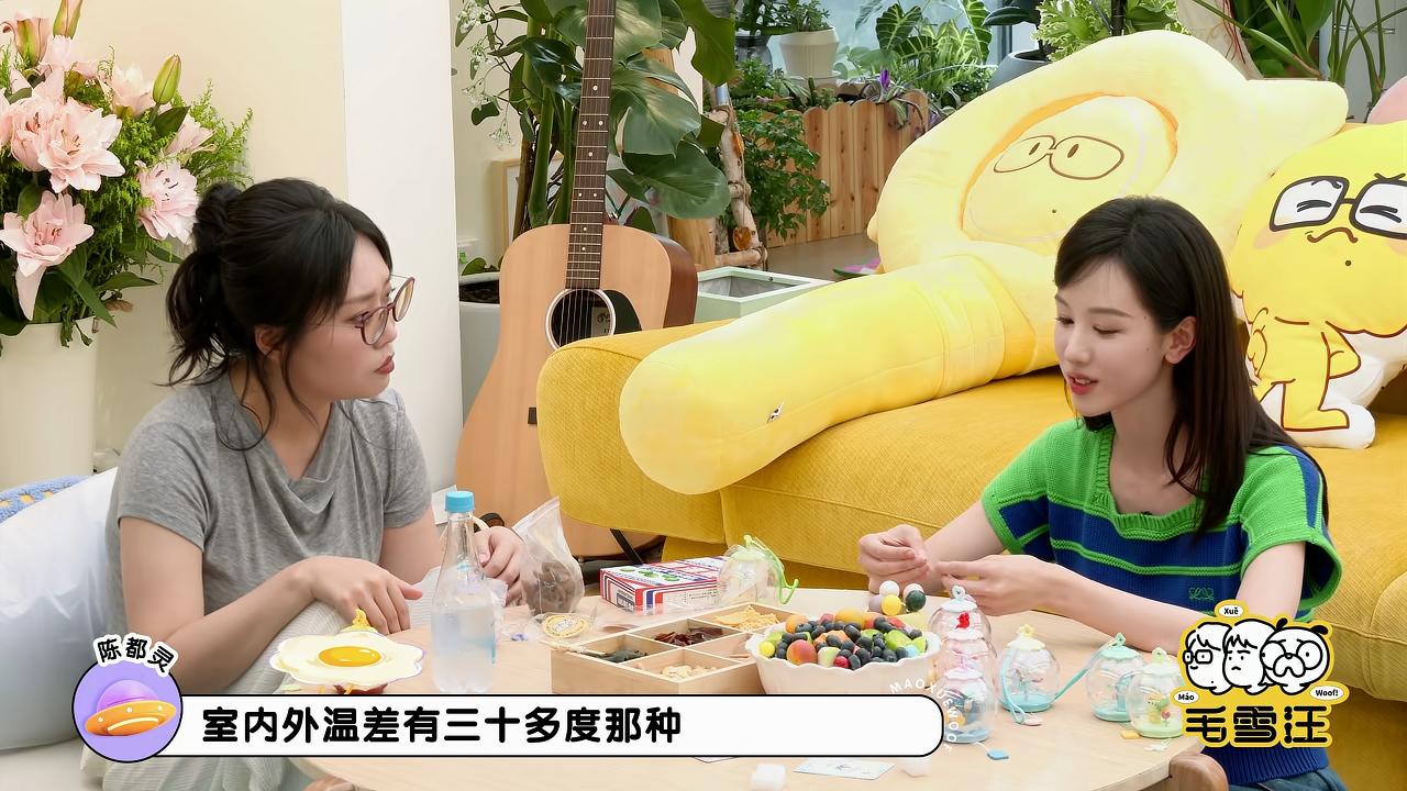 毛不易不好意思地说：“在冬天吧，去别人家里，你就要脱衣服裤子，脱到合适的薄厚。”