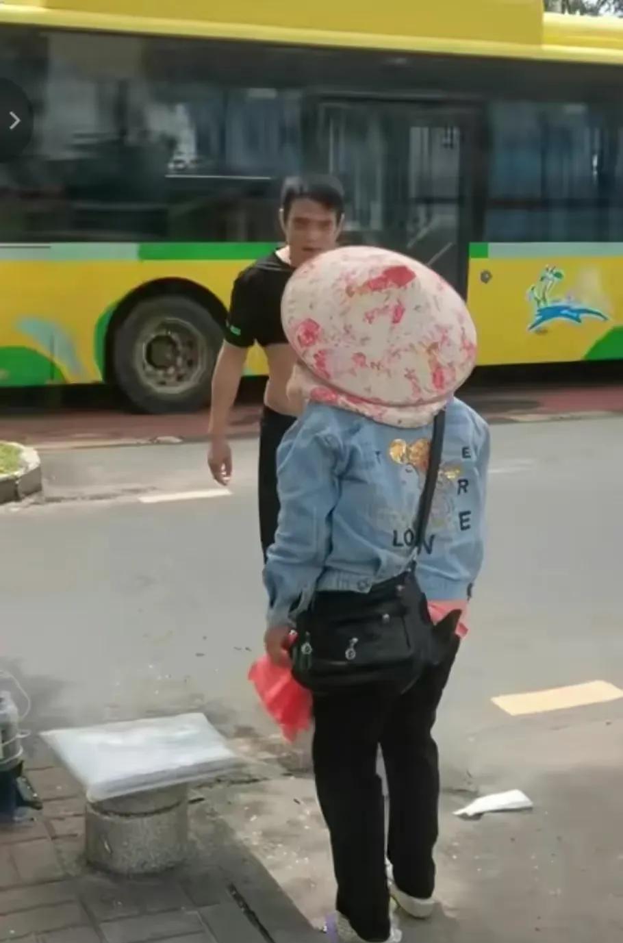 “你一辈子也买不起我这台车！”海南，一男子在地摊上挑中了3个槟榔，女摊主切好后，