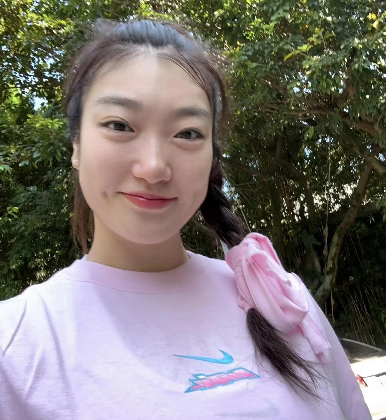 李梦哪儿去了？开公司去了？还是……两场女篮热身赛，李梦隐身，这位中国女篮的当家
