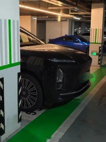 我的邻居一直都是把车头停在白线外面，我的车位在他旁边每次都不太好停进去一开始我以