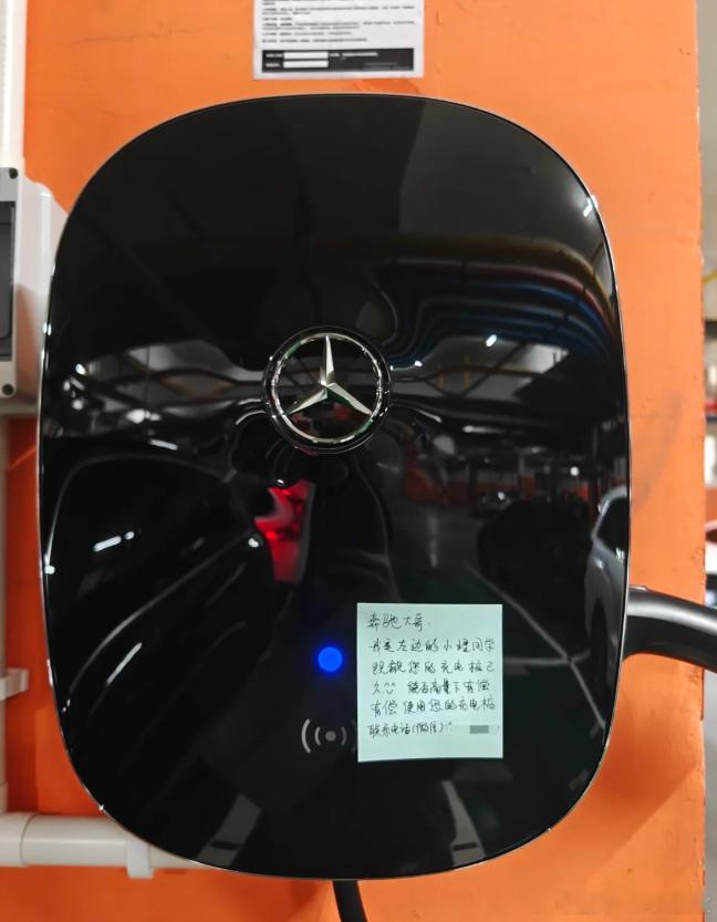 开电车，无私借电桩给邻居充电，这就是中国好邻居吧！​​​