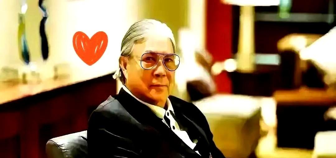 离婚快20年，朱玲玲还每周回霍家大宅！港媒都拍习惯了，傍晚时分，她提着水果点