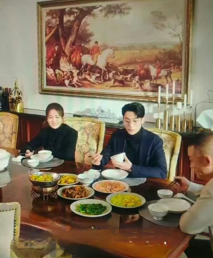 仔细看，这女主真的能夹到菜吗？​人民文娱评以爱为营所以，国产神剧里，女主