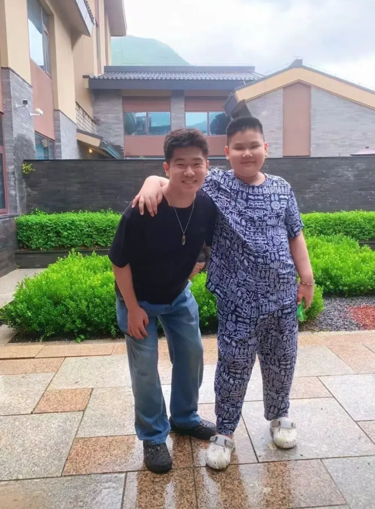 郭德纲二儿子郭汾阳近期正面照曝光，俨然已经成为一个大男孩！照片是郭汾阳和郭德纲徒