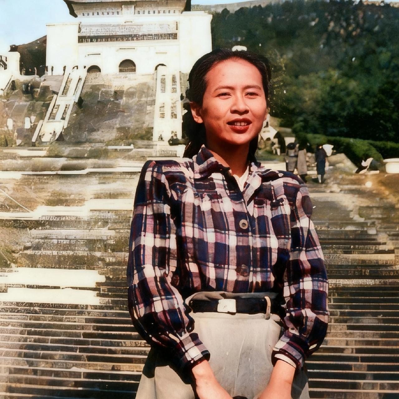 她是吴石将军挚友何康的第二任妻子，名字叫郁隽民，亦是文坛名家郁达夫的侄女，这一张