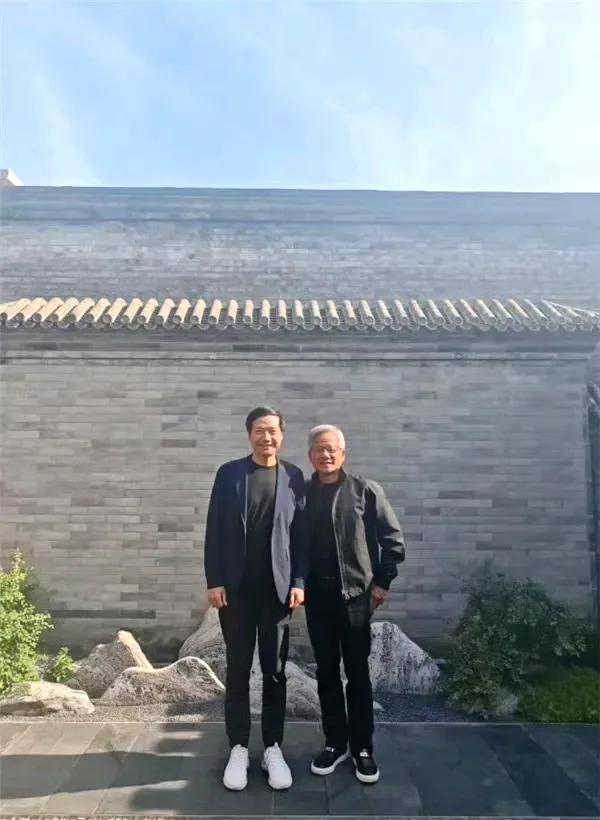 北京今天30℃，怎么看今天的北京穿皮夹克都有点热，而且闷。反正他解释说西装没有洗