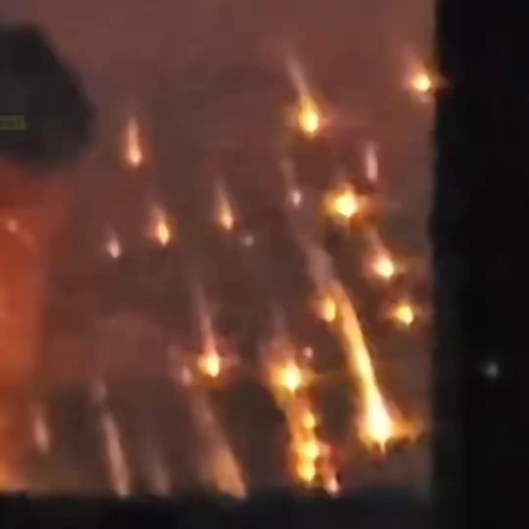 基辅的夜空再次被殉爆了，西方刚就位的弹药库被命中，引发大殉爆炸出漫天烟火。空袭
