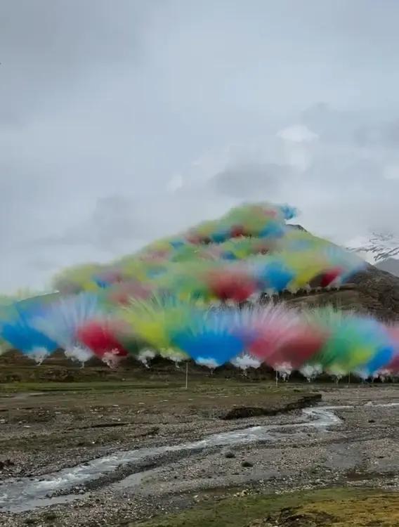 惊艳！远处雪山与近处的烟花、河流交相辉映