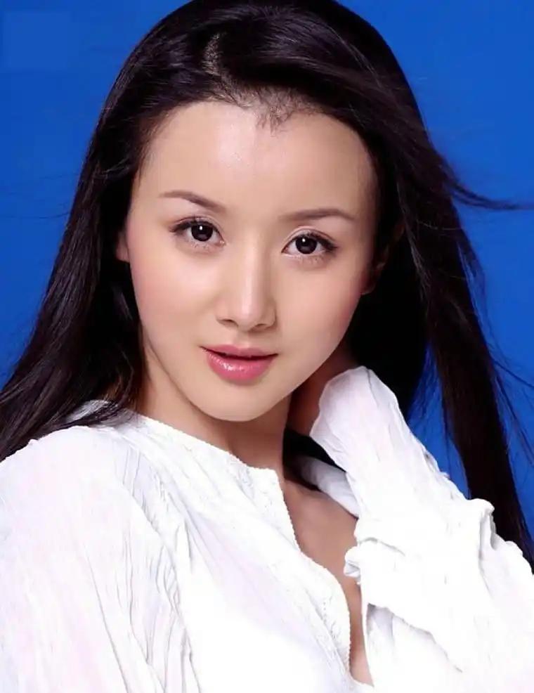 孙菲菲官宣离婚！控诉前夫“吃软饭”，被扒病历造假，避谈整容孙菲菲离婚了！她直