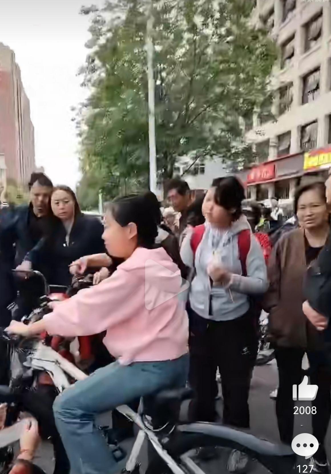 都市“硬核少女”秒杀街头碰瓷老太太，现场围观群众集体愣神！城市街头近日上演了