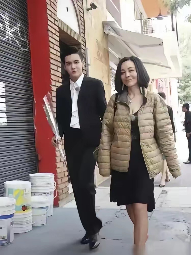 我的个妈呐！我在北京南锣鼓巷碰到了谁？真的太惊艳了，叫人看得都移不开眼啊！好美，