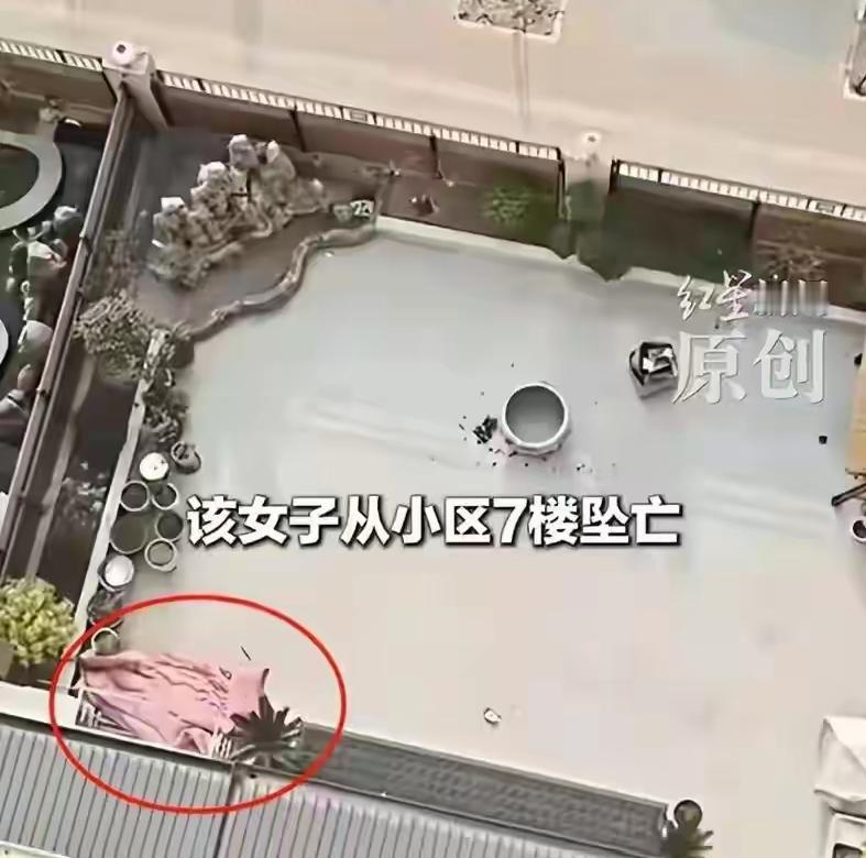 一楼邻居要赔偿被骂真的太冤了，谁也不想碰到这样的事。28岁魏老师从7楼新房跳