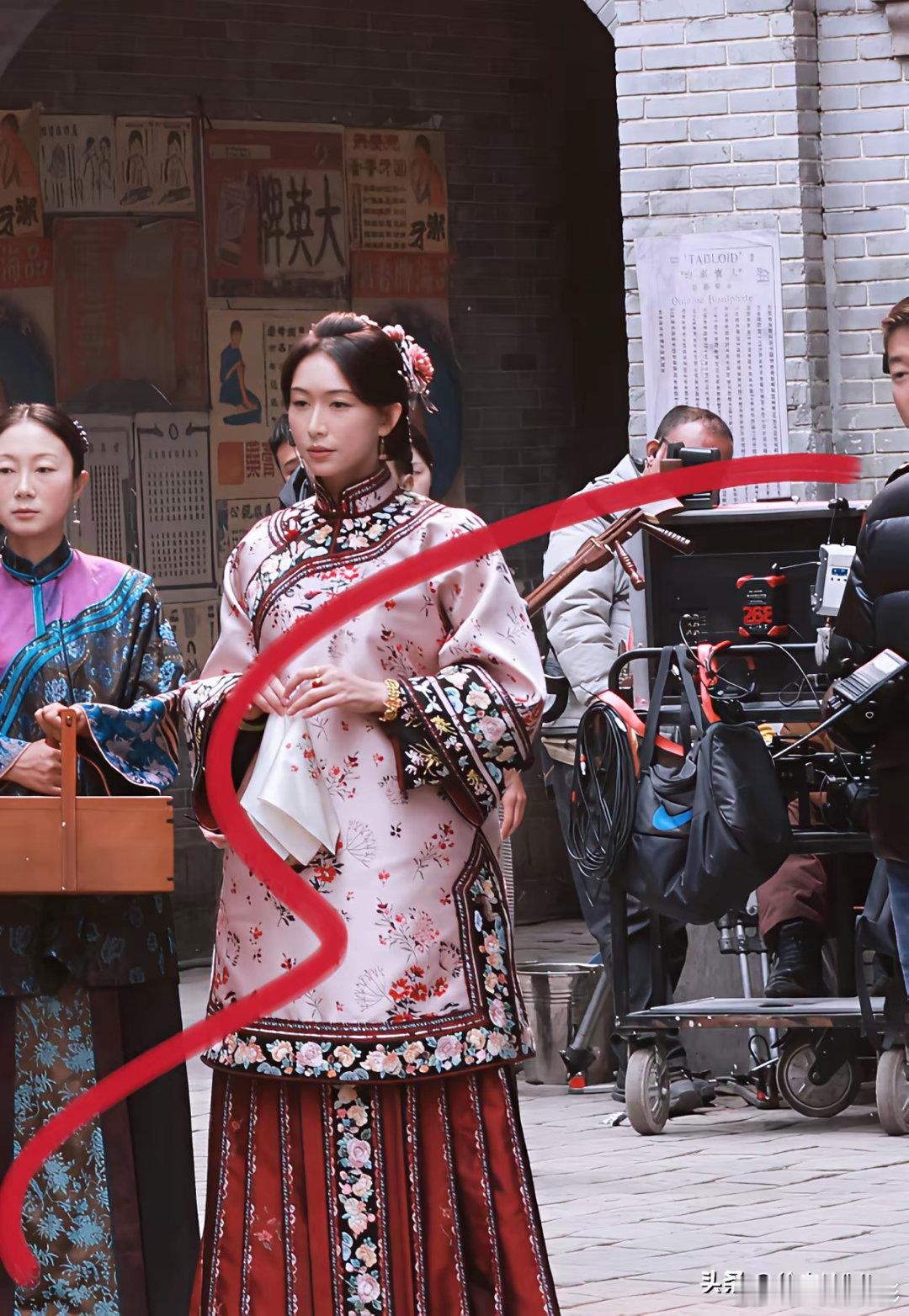 林志玲《玉兰花开君再来》路透之前就有听说林志玲进组了《玉兰花开君再来》但一直只闻