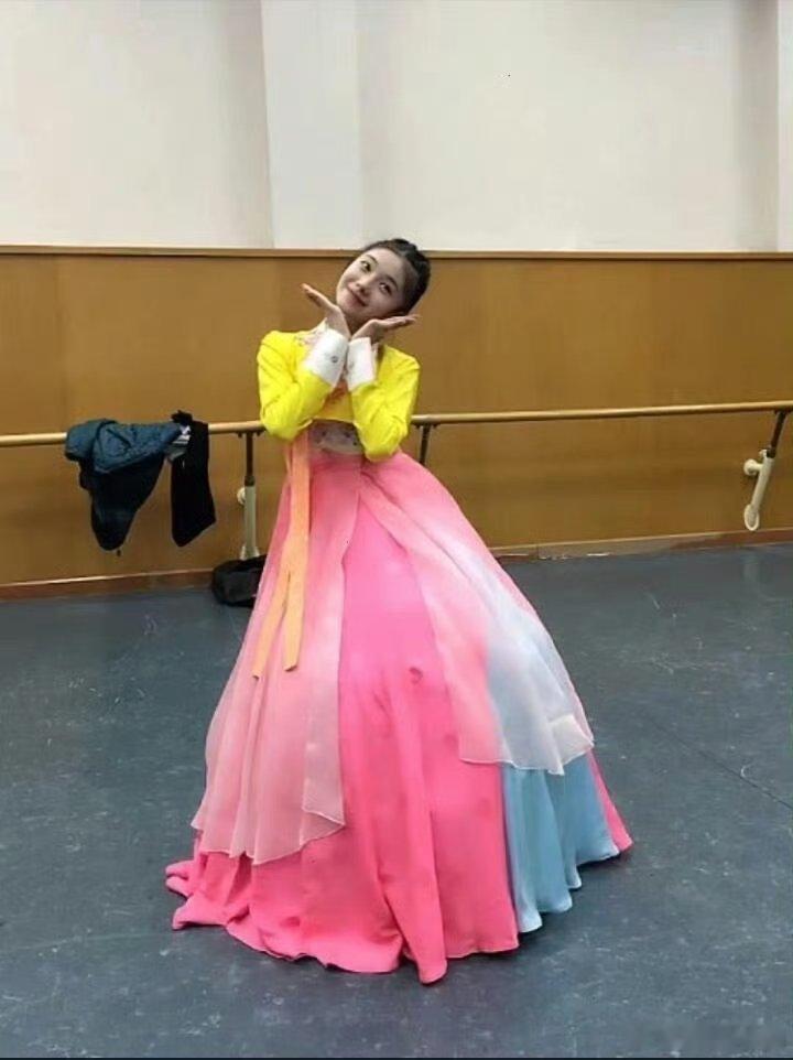 刘浩存从小就长这样看完这些照片我只想说学姐你太美好了🥹