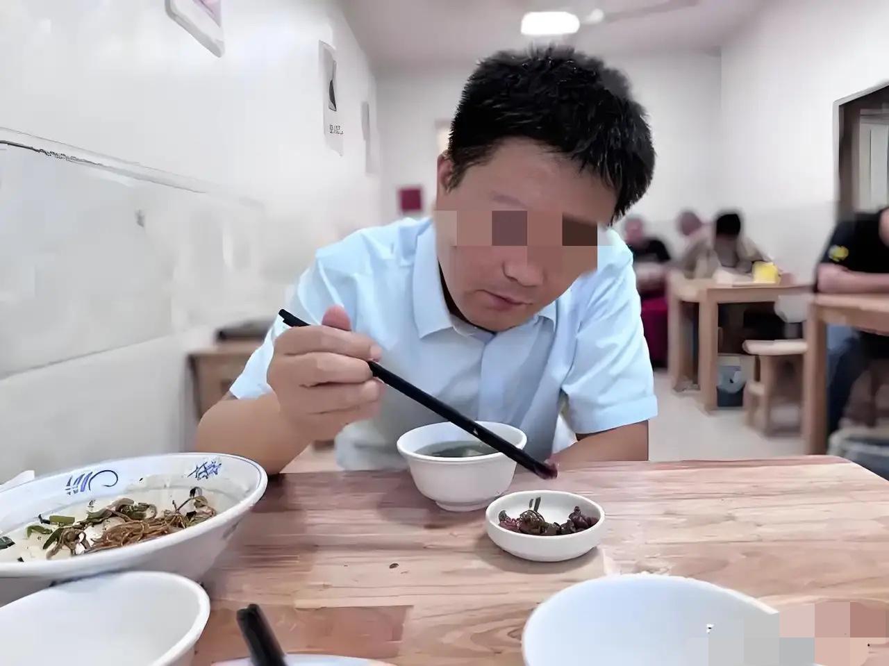 内蒙古，女子的丈夫病逝后，她收拾遗物发现丈夫在8年里给一面馆女员工转了11736