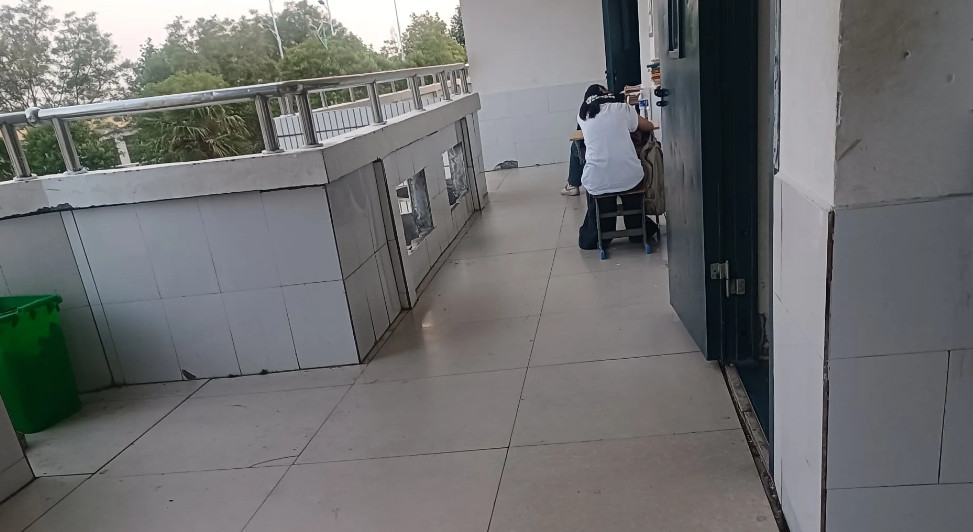 学生被班主任请到外面听课已经3天了。就是不让进班，谁说都不行。两个学生，一男