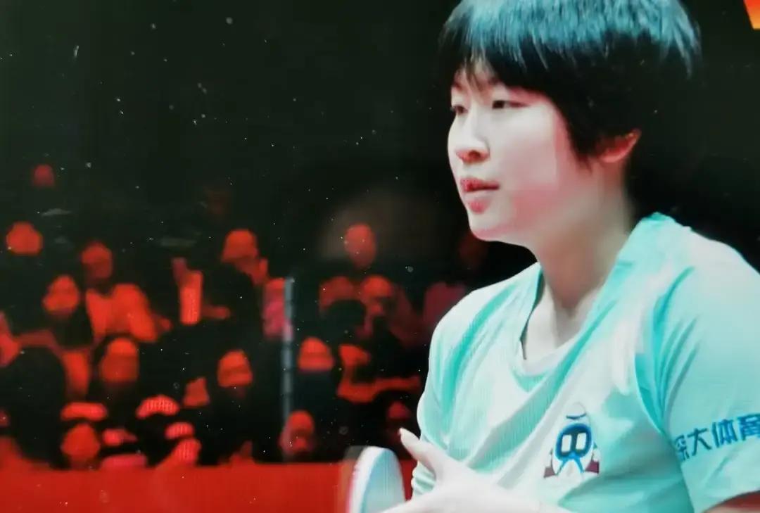 3-1掀翻鲁能！深大再夺冠冠军点最后一球落地，覃予萱直接跪地。镜头扫过，孙