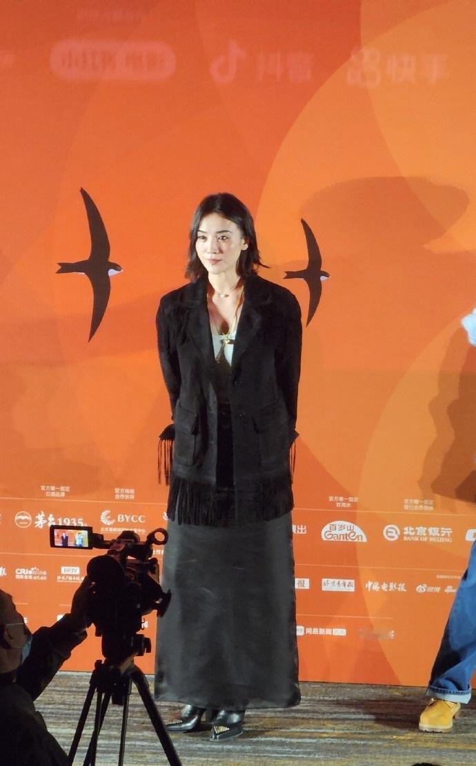 今天宋佳在北京出席活动，她这回搭配了一身黑色的衣服，看上去很有气势，也显得好年轻