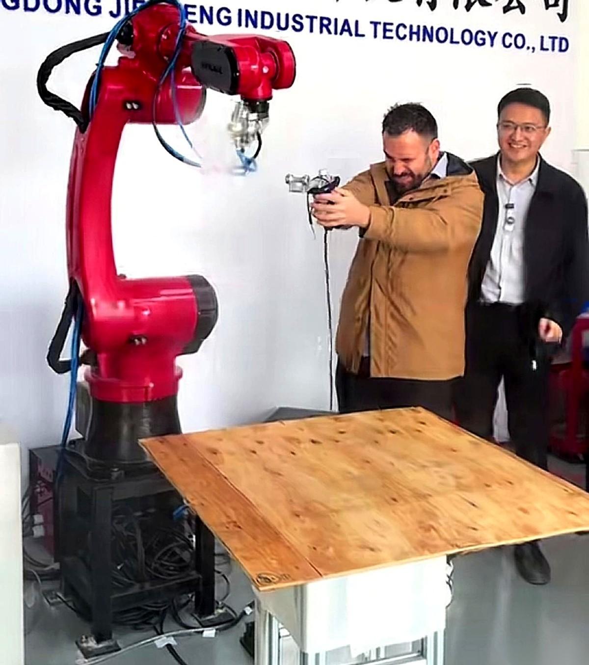 哥们儿，你搁这儿买的是个喷漆的机器人，不是巴雷特，你闭上一只眼干嘛？真的，第一