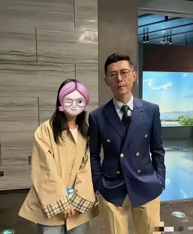 有网友认为大冰双标翻车了，为什么这样说呢？因为他告诉女孩不要找油腻老登，自己却找