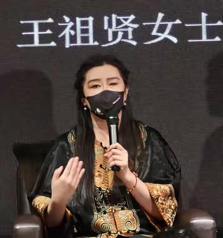 58岁王祖贤颜值崩塌，她不仅胖到150斤身材变形，而且脸已经彻底没法看了，眼睛大