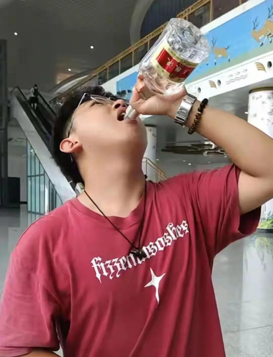 山东小伙黄先生带来两瓶喝剩的五粮液坐高铁，结果安检被查出，铁路部门规定，开过盖的