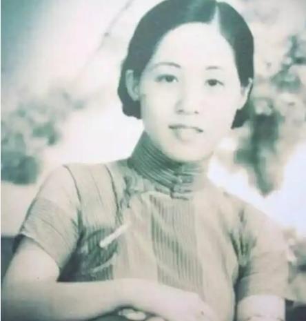 1949年，宋时轮在上海参加宴会时，突然在人群中认出一位中年女士，快步上前握住她