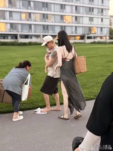 陈伟霆何穗合体带娃，何穗一身露背长裙， 尽显年轻貌美