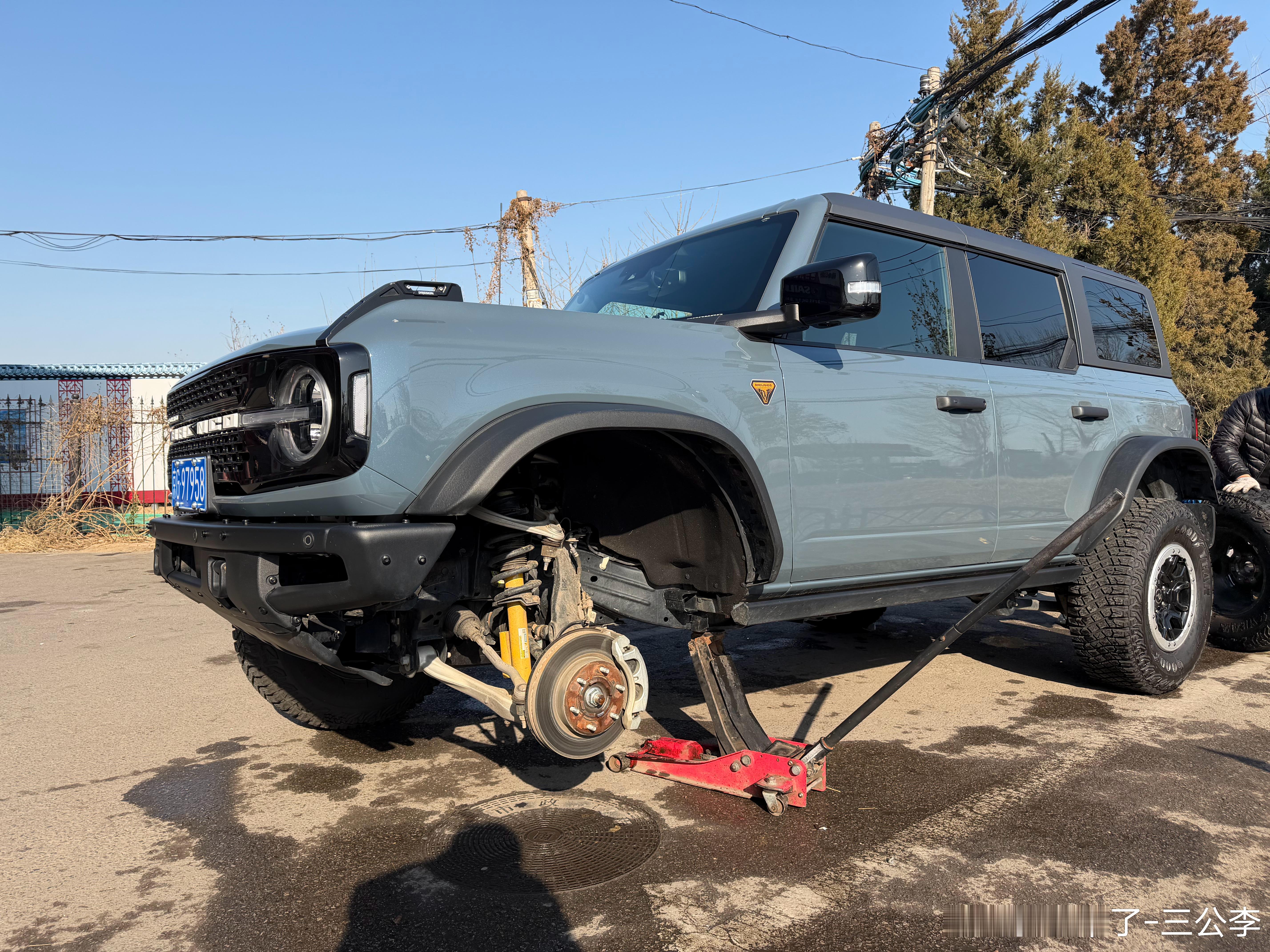 左前轮胎压传感器出了一些莫名其妙小问题死活不识别胎压了我给轮胎放气重新打读电脑一