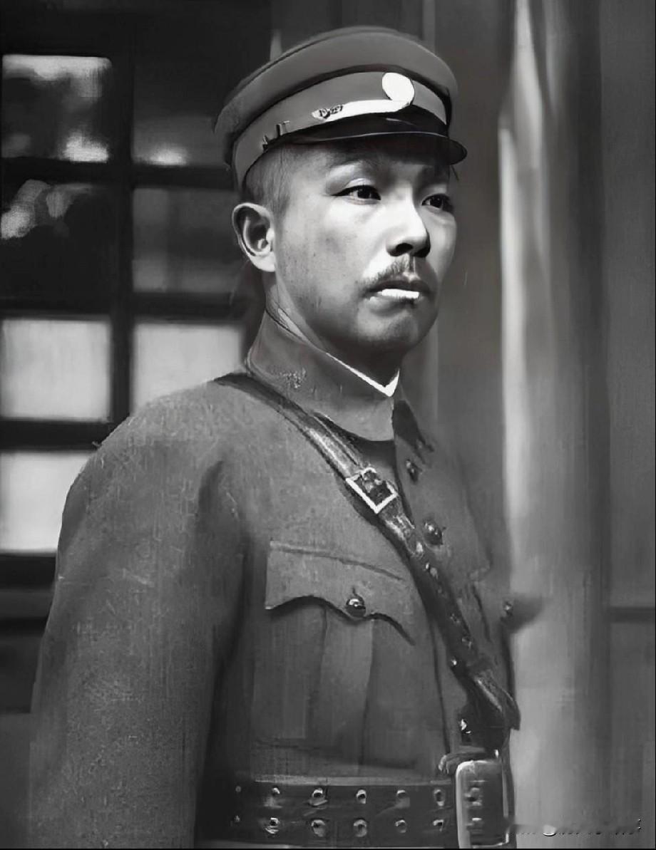 抗战期间，蒋介石造访成都，来到杨森家做客。看到满屋的姨太太，一脸的吃惊，刘湘见状