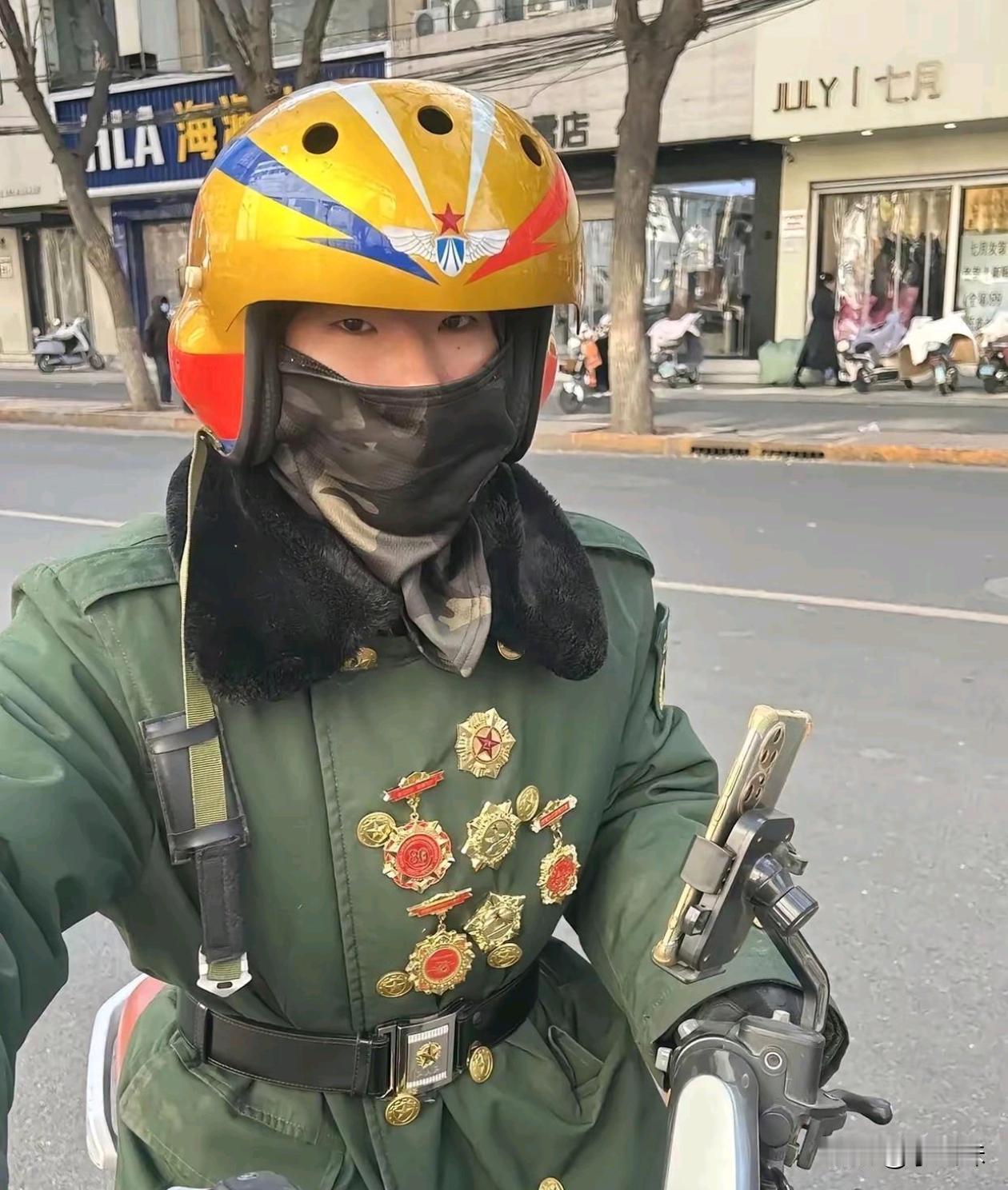 网友曝穿军装送外卖，奖章挂满身，瞅着可太心酸了，但愿是假的！