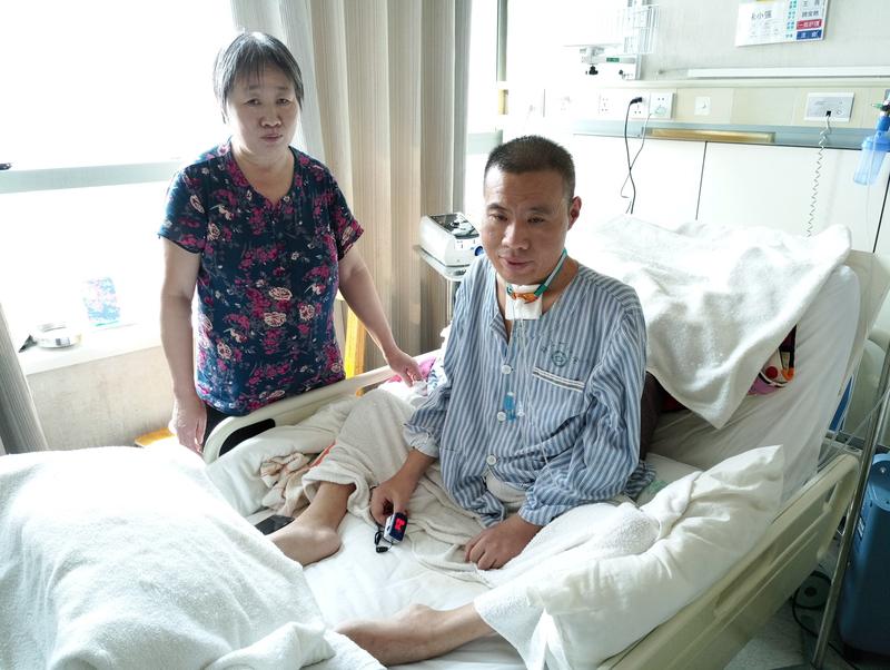 渐冻人下肢疼痛无力真的太折磨人了。就像52岁的吕先生，10年前开始两腿乏力、肌肉