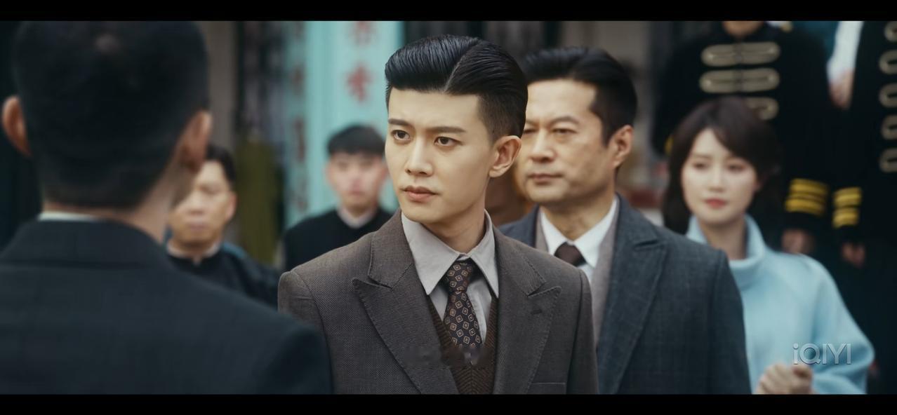 时隔两个多月，终于等来了《风与潮》，看了两集，李纯，蓝盈莹都来了，还有谭凯，果靖