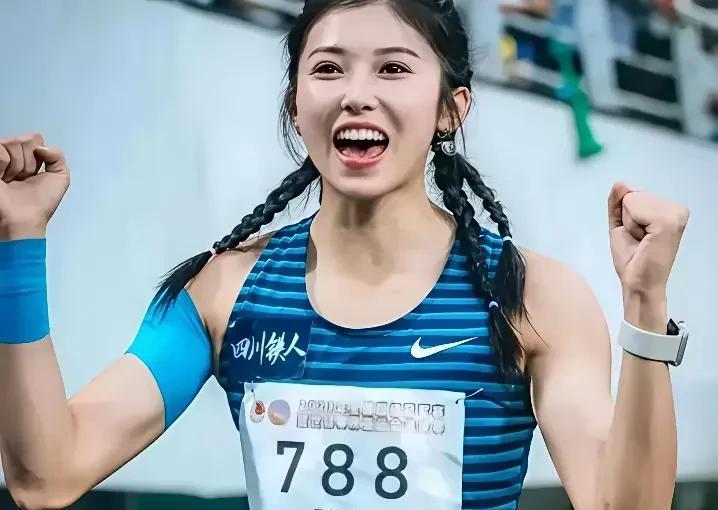 女子100米栏因美女们竞相拼搏奋力，跌荡起伏，后30米吴艳妮连超俩人以13.15