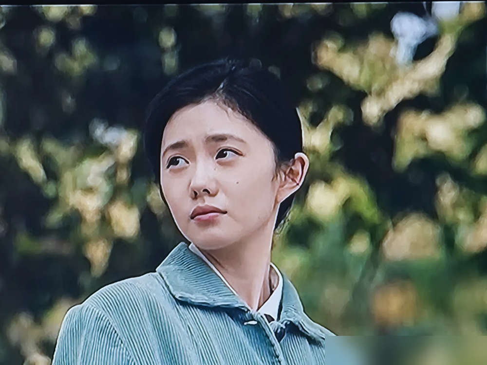 张艺谋选人，就一条：干净。2012年倪妮刚凭《金陵十三钗》封神，张伟平反手一纸律师函，要收回她。站队