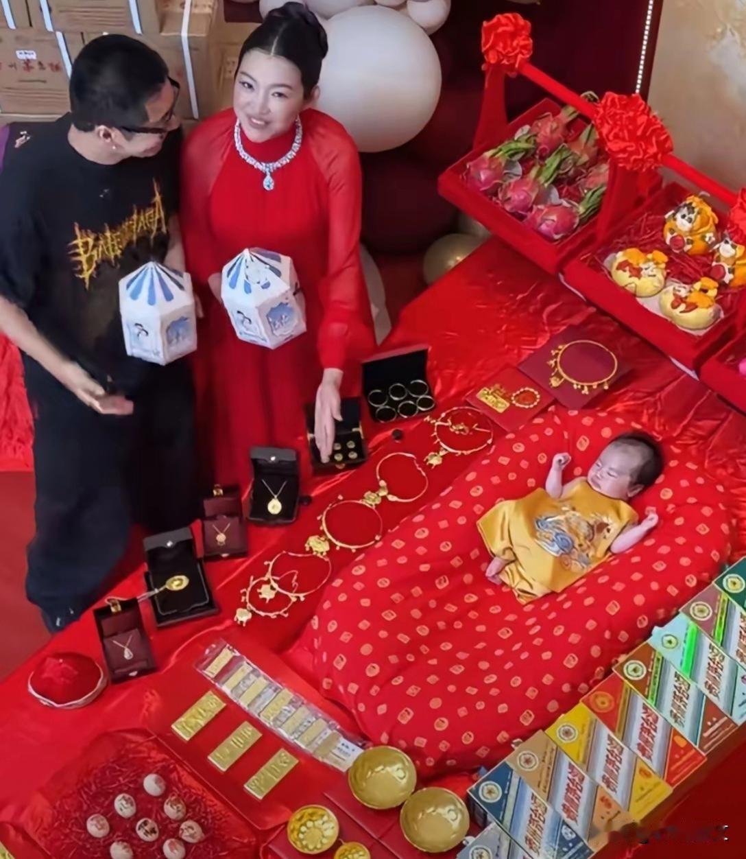 咱就是说，这样炫富好吗？虽然是父母就可以任意拿宝宝摆拍吗？不怕有人惦记着吗？