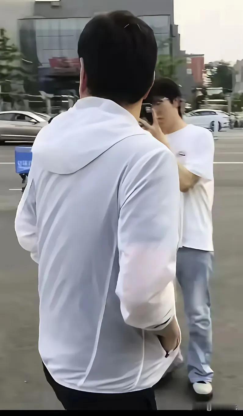 6月14日新鲜的coco释放了什么信息？今天傍晚coco走出体总大门，被蹲守的