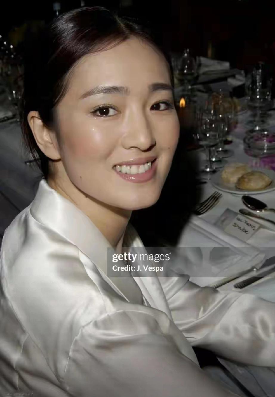 60岁巩俐戛纳走紫毯！3个细节，尽显华人女星顶级排面60岁巩俐