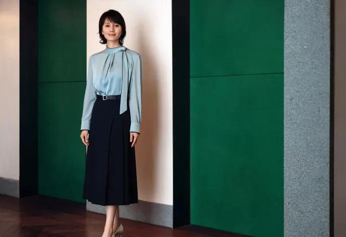 袁泉这身蓝衬衫+黑半裙，简约又高级，清冷气质直接拉满✨袁泉气质穿搭