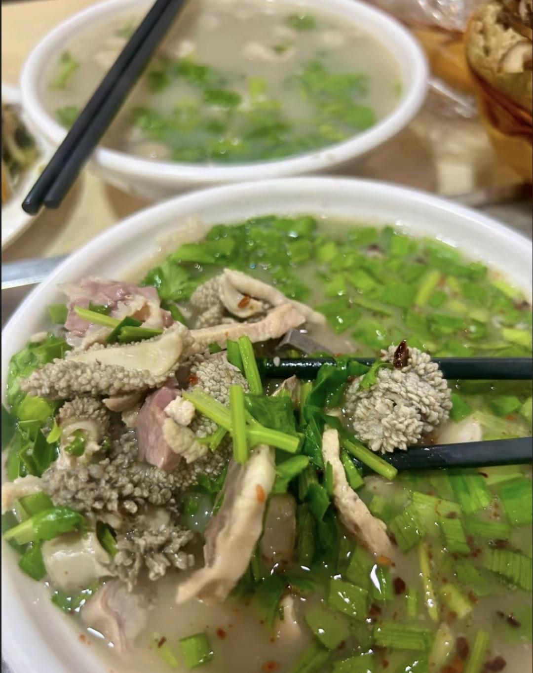 昨天单位来俩广东客户，中午领导让我带他们吃饭。天冷，我就想着喝羊杂汤暖和，带他们