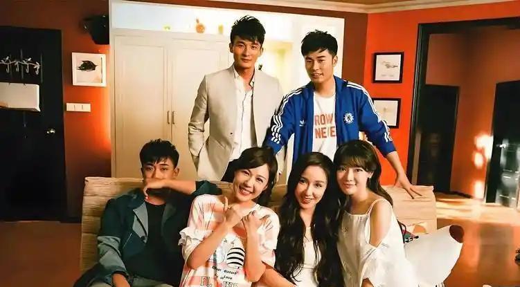 十年后再看《爱情公寓》，我后背发凉。它根本不是喜剧，而是一部冰冷的都市生存寓言