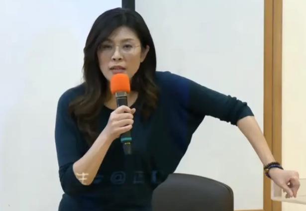 看了郑丽文和大学生的犀利对话，说实话我很失望！可以说有些年轻人被洗脑得已经无药